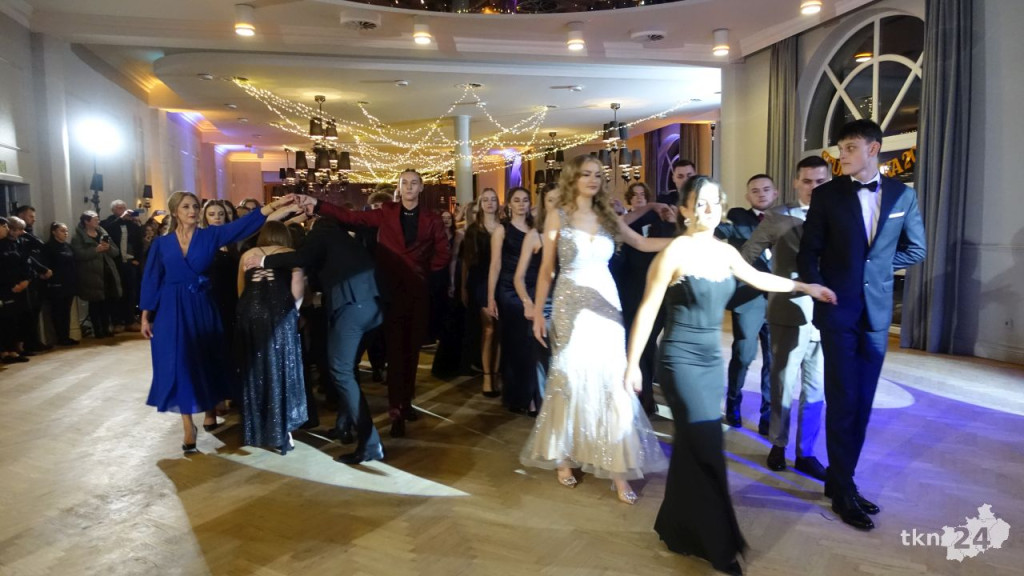 Bal na 200 osób. Wspaniała studniówka Nowego Ogólniaka [wideo, foto]