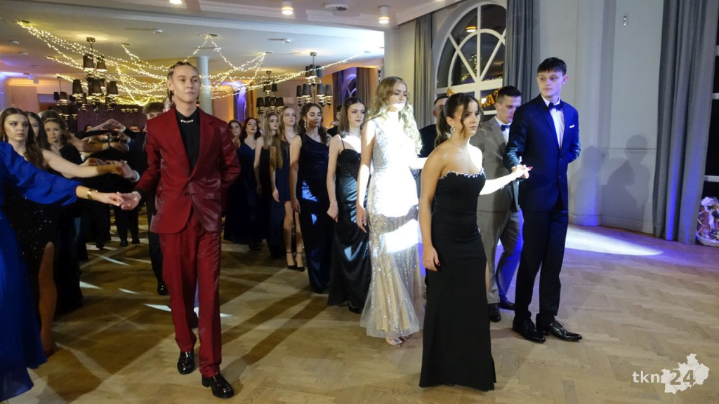 Bal na 200 osób. Wspaniała studniówka Nowego Ogólniaka [wideo, foto]