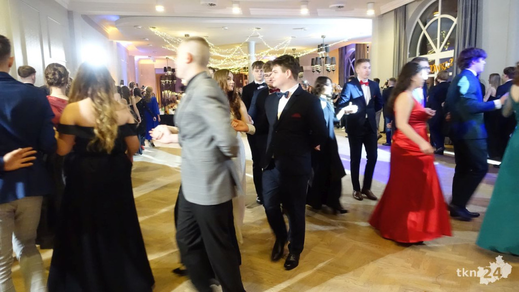 Bal na 200 osób. Wspaniała studniówka Nowego Ogólniaka [wideo, foto]