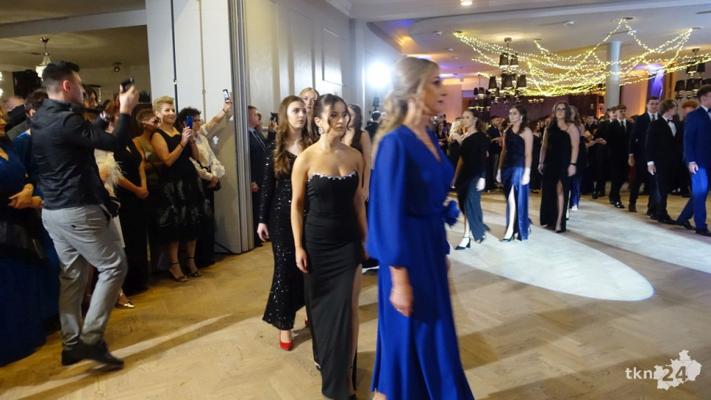 Bal na 200 osób. Wspaniała studniówka Nowego Ogólniaka [wideo, foto]