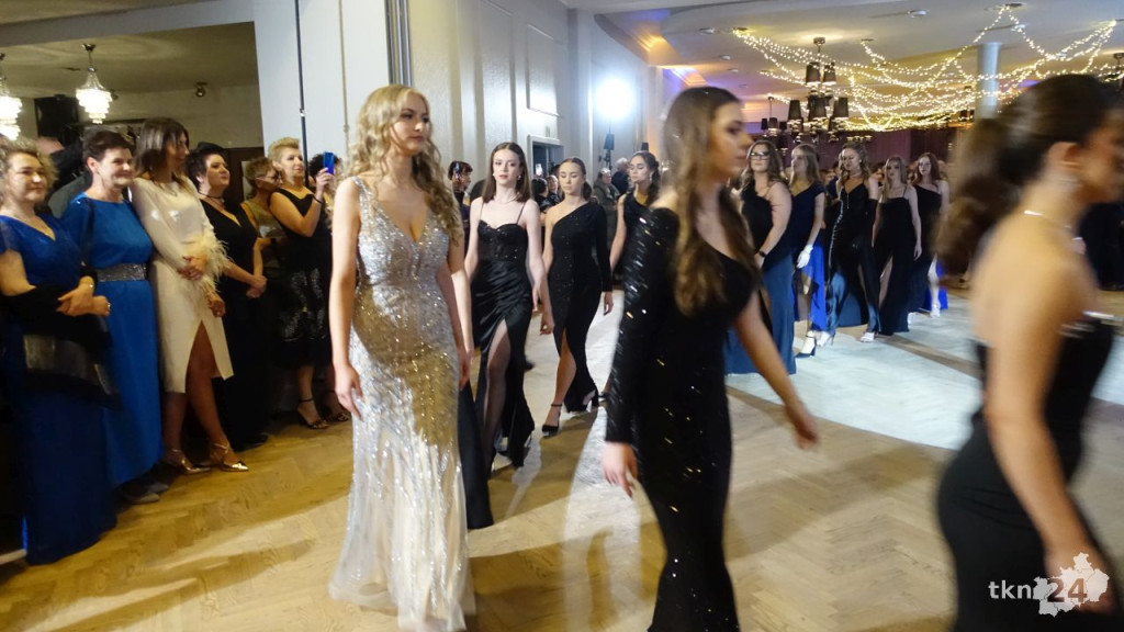 Bal na 200 osób. Wspaniała studniówka Nowego Ogólniaka [wideo, foto]