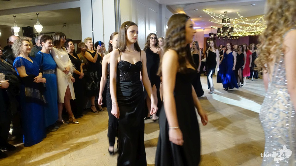Bal na 200 osób. Wspaniała studniówka Nowego Ogólniaka [wideo, foto]