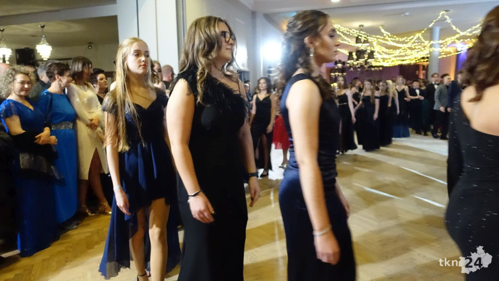Bal na 200 osób. Wspaniała studniówka Nowego Ogólniaka [wideo, foto]