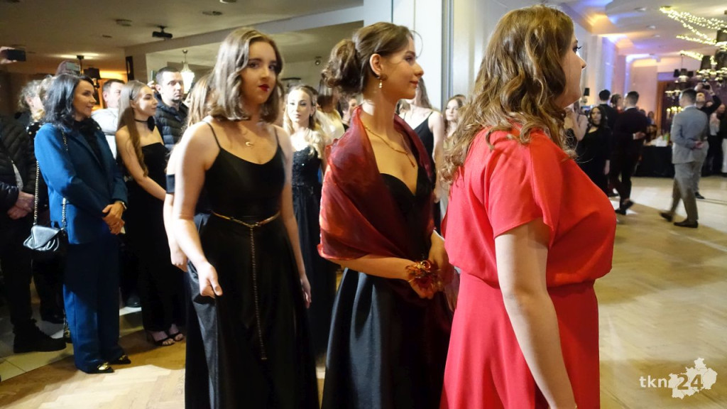 Bal na 200 osób. Wspaniała studniówka Nowego Ogólniaka [wideo, foto]