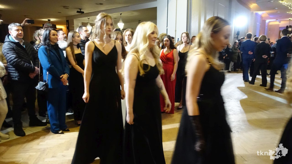 Bal na 200 osób. Wspaniała studniówka Nowego Ogólniaka [wideo, foto]