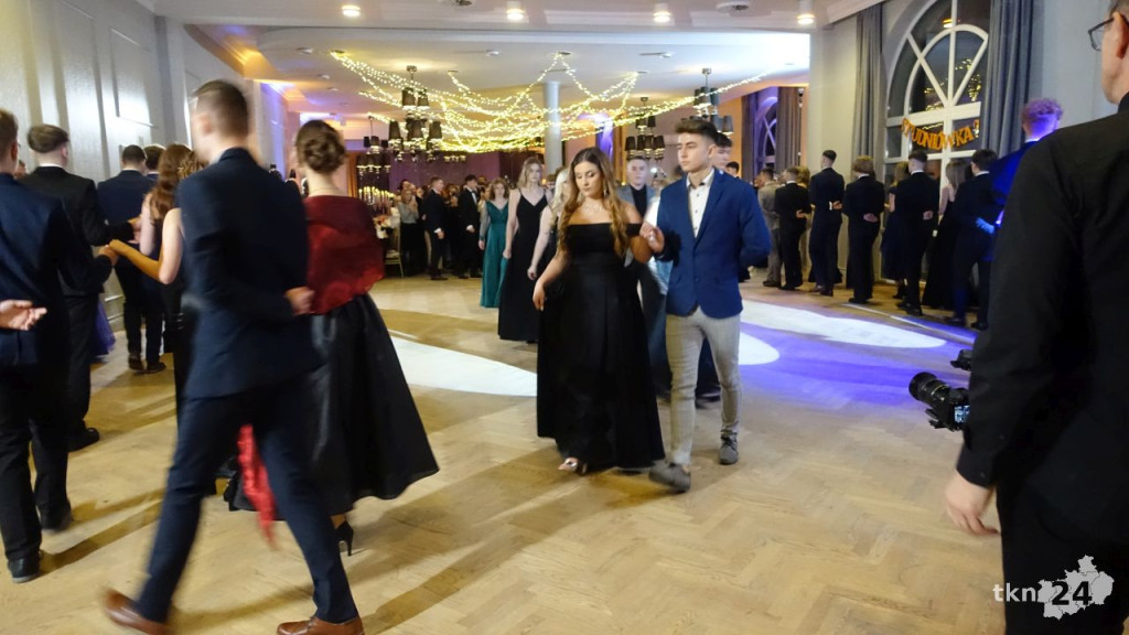 Bal na 200 osób. Wspaniała studniówka Nowego Ogólniaka [wideo, foto]
