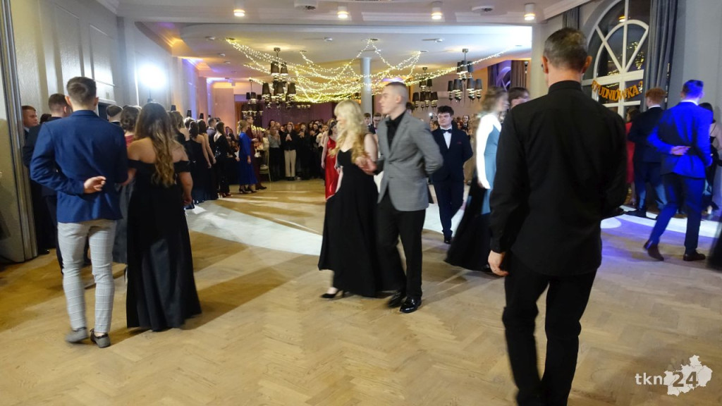 Bal na 200 osób. Wspaniała studniówka Nowego Ogólniaka [wideo, foto]
