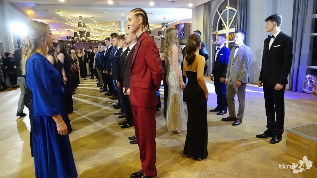 Bal na 200 osób. Wspaniała studniówka Nowego Ogólniaka [wideo, foto]