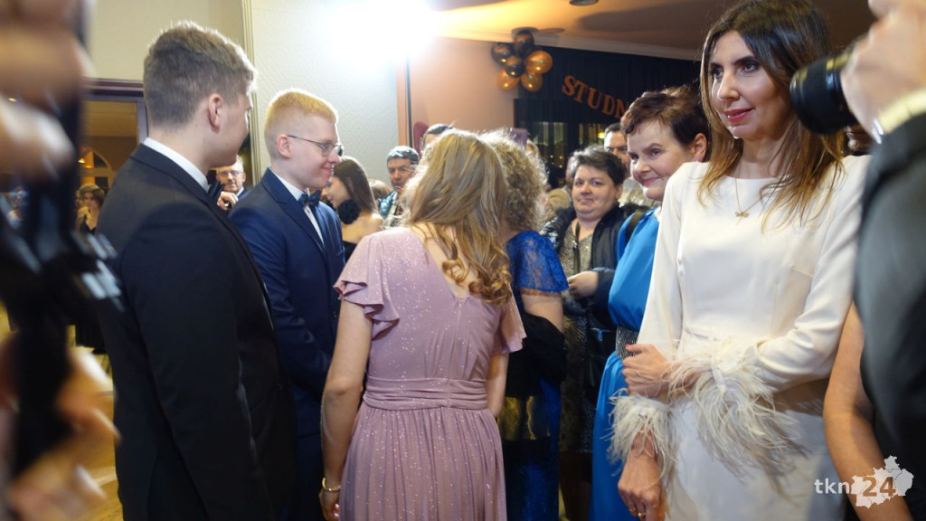 Bal na 200 osób. Wspaniała studniówka Nowego Ogólniaka [wideo, foto]