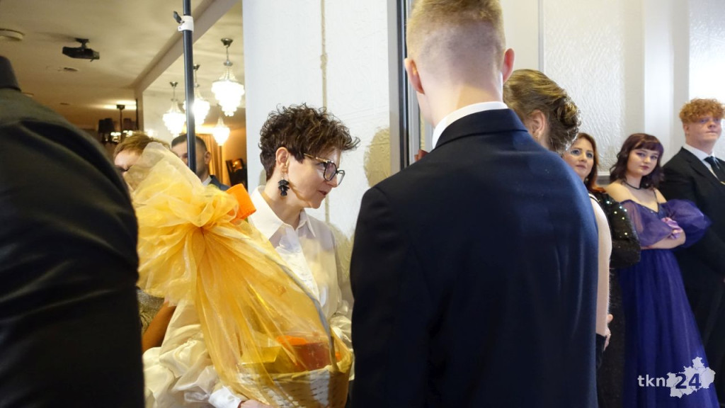 Bal na 200 osób. Wspaniała studniówka Nowego Ogólniaka [wideo, foto]