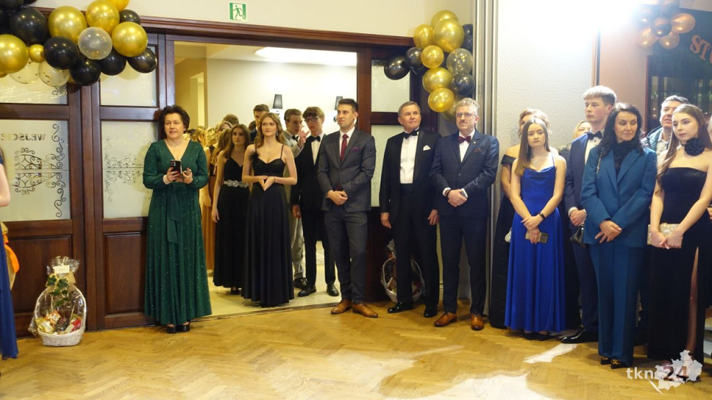 Bal na 200 osób. Wspaniała studniówka Nowego Ogólniaka [wideo, foto]
