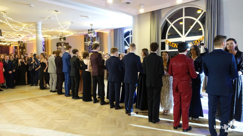 Bal na 200 osób. Wspaniała studniówka Nowego Ogólniaka [wideo, foto]