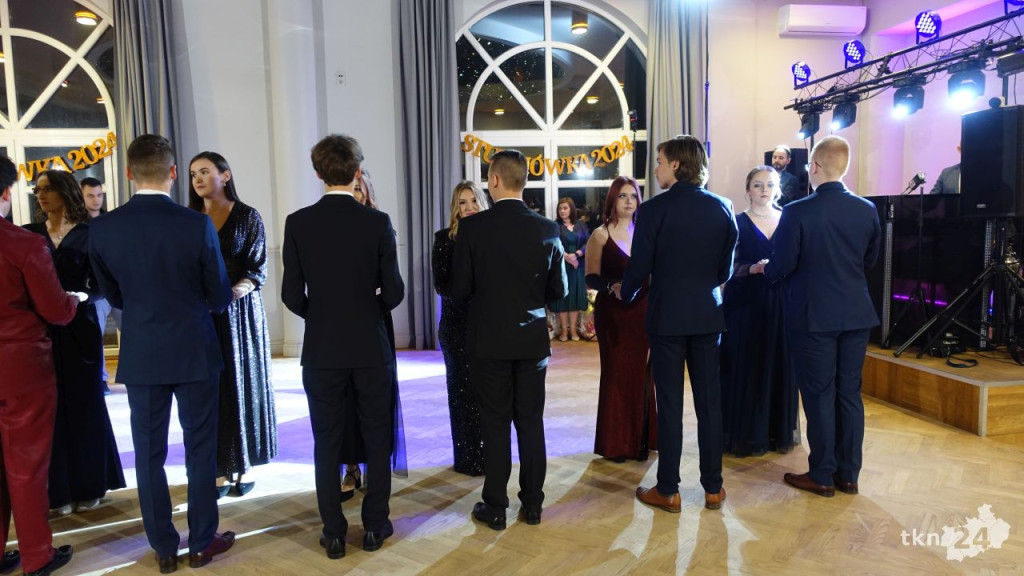 Bal na 200 osób. Wspaniała studniówka Nowego Ogólniaka [wideo, foto]