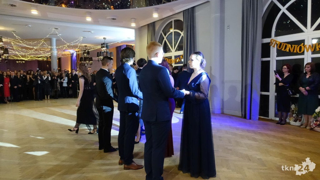 Bal na 200 osób. Wspaniała studniówka Nowego Ogólniaka [wideo, foto]