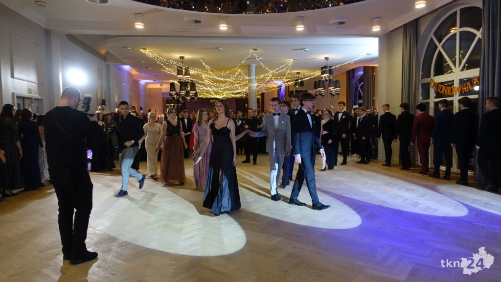 Bal na 200 osób. Wspaniała studniówka Nowego Ogólniaka [wideo, foto]