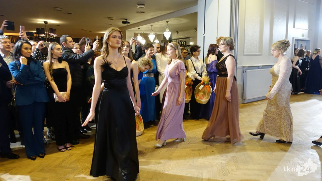 Bal na 200 osób. Wspaniała studniówka Nowego Ogólniaka [wideo, foto]