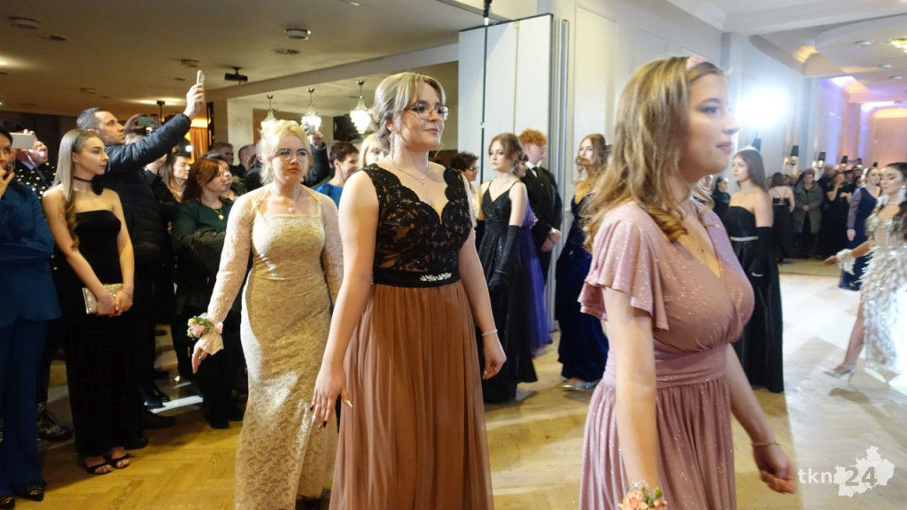 Bal na 200 osób. Wspaniała studniówka Nowego Ogólniaka [wideo, foto]