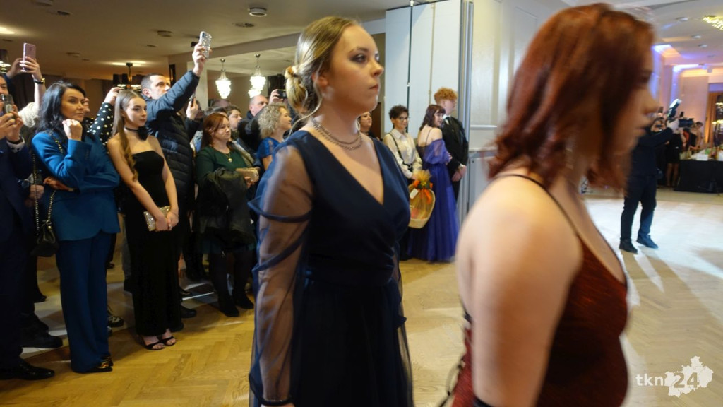 Bal na 200 osób. Wspaniała studniówka Nowego Ogólniaka [wideo, foto]
