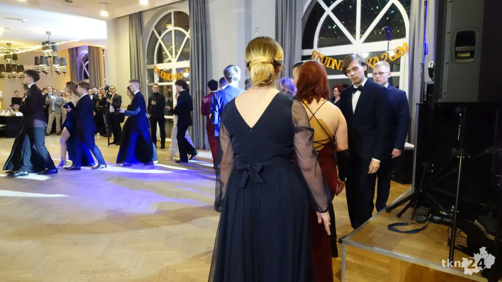 Bal na 200 osób. Wspaniała studniówka Nowego Ogólniaka [wideo, foto]