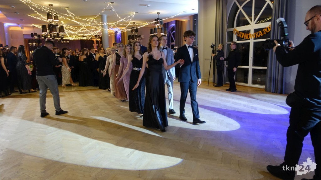 Bal na 200 osób. Wspaniała studniówka Nowego Ogólniaka [wideo, foto]