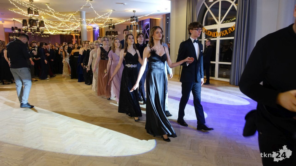 Bal na 200 osób. Wspaniała studniówka Nowego Ogólniaka [wideo, foto]