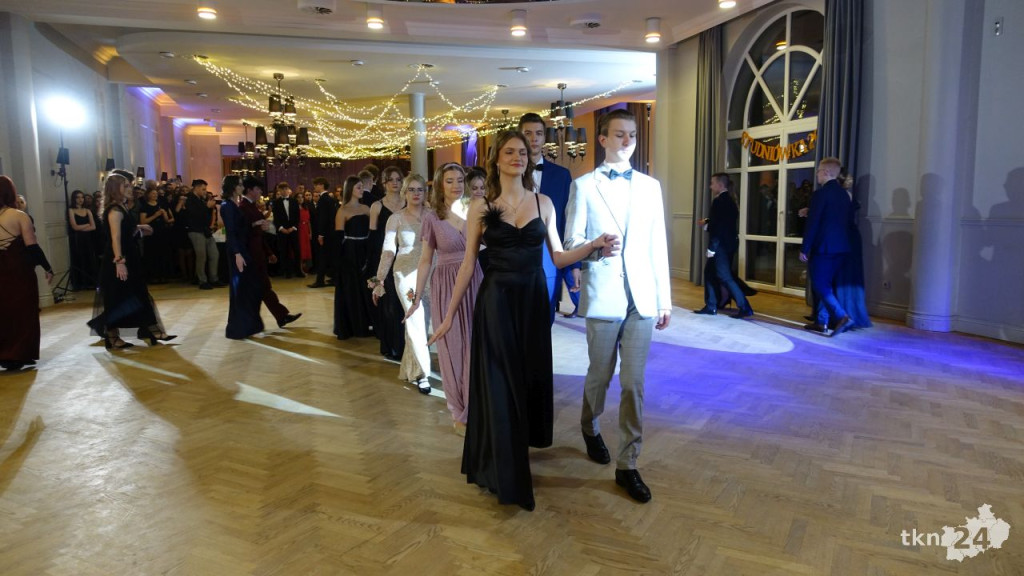 Bal na 200 osób. Wspaniała studniówka Nowego Ogólniaka [wideo, foto]