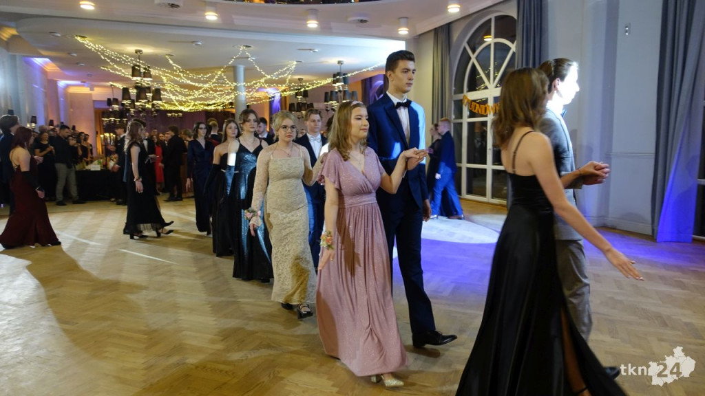 Bal na 200 osób. Wspaniała studniówka Nowego Ogólniaka [wideo, foto]