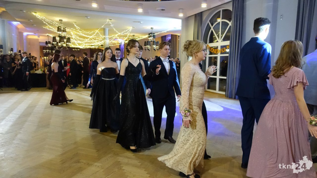 Bal na 200 osób. Wspaniała studniówka Nowego Ogólniaka [wideo, foto]
