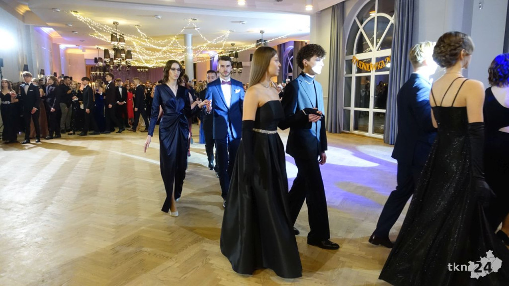Bal na 200 osób. Wspaniała studniówka Nowego Ogólniaka [wideo, foto]