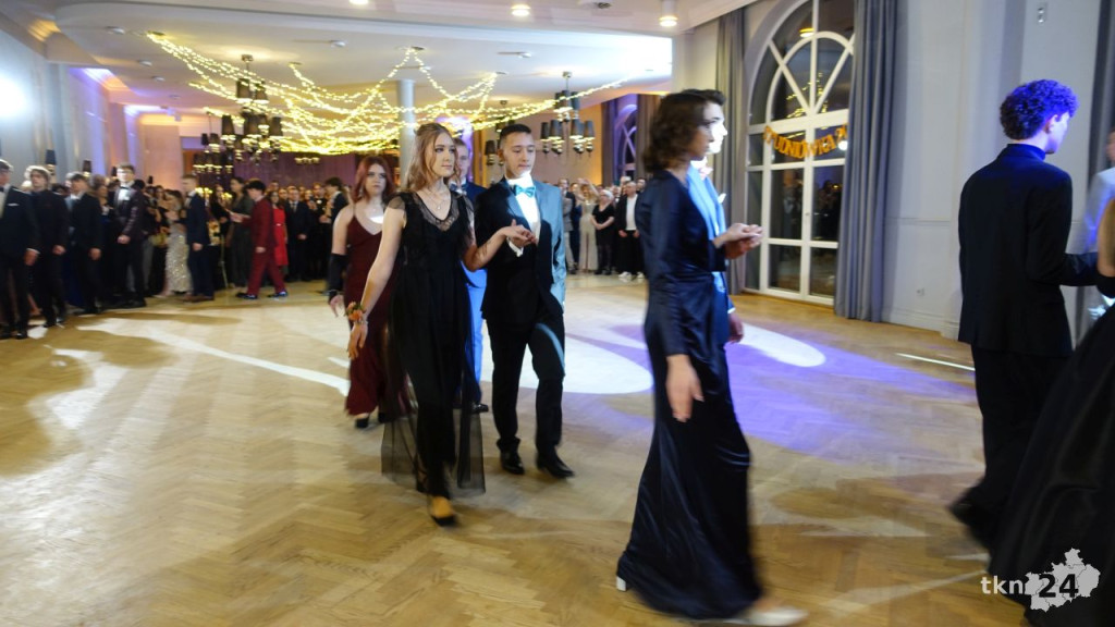 Bal na 200 osób. Wspaniała studniówka Nowego Ogólniaka [wideo, foto]