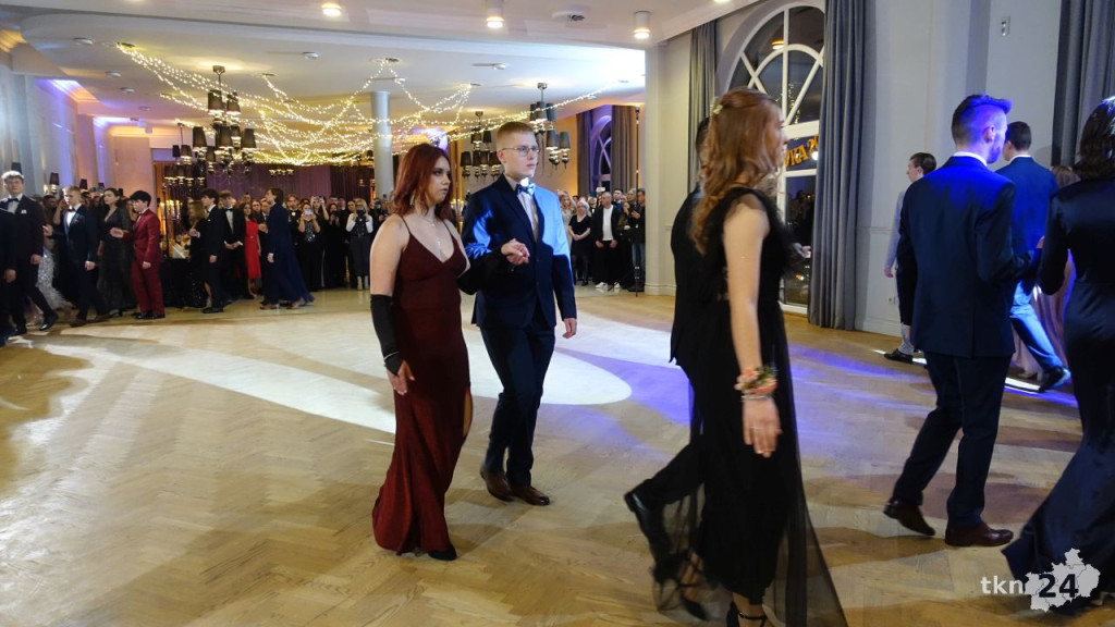 Bal na 200 osób. Wspaniała studniówka Nowego Ogólniaka [wideo, foto]