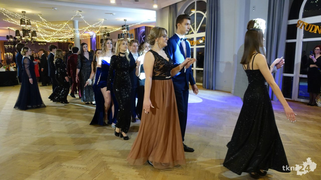 Bal na 200 osób. Wspaniała studniówka Nowego Ogólniaka [wideo, foto]