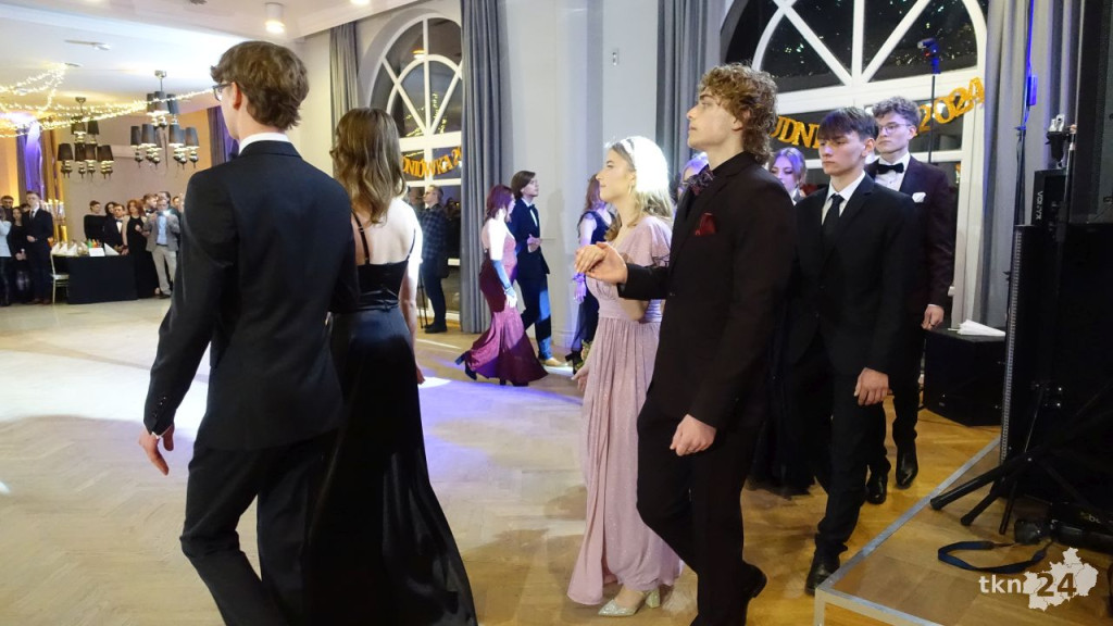 Bal na 200 osób. Wspaniała studniówka Nowego Ogólniaka [wideo, foto]