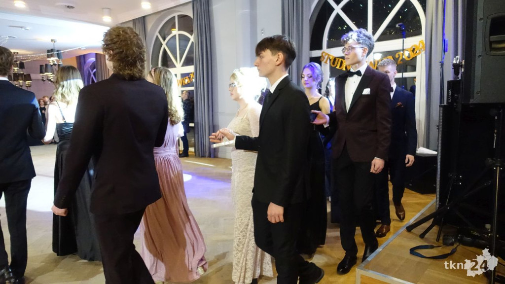 Bal na 200 osób. Wspaniała studniówka Nowego Ogólniaka [wideo, foto]