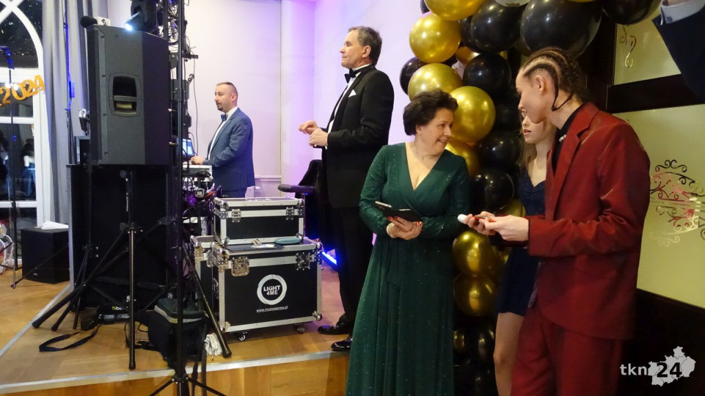 Bal na 200 osób. Wspaniała studniówka Nowego Ogólniaka [wideo, foto]