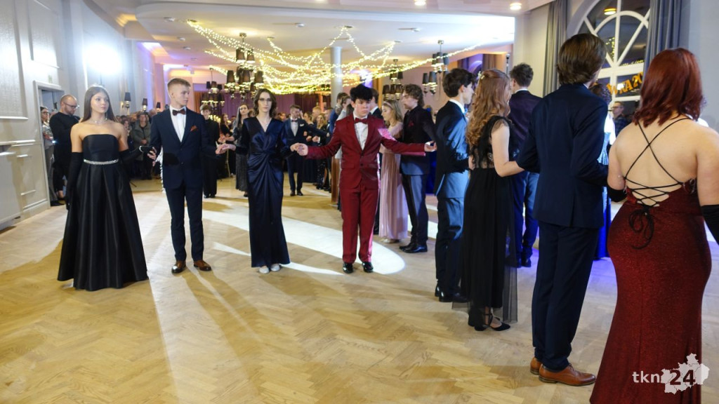 Bal na 200 osób. Wspaniała studniówka Nowego Ogólniaka [wideo, foto]