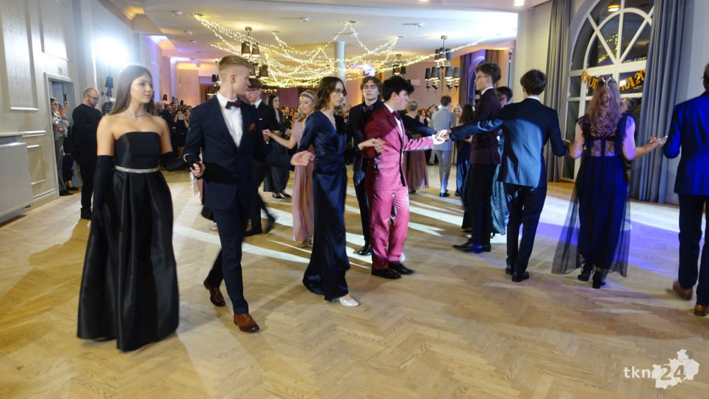 Bal na 200 osób. Wspaniała studniówka Nowego Ogólniaka [wideo, foto]