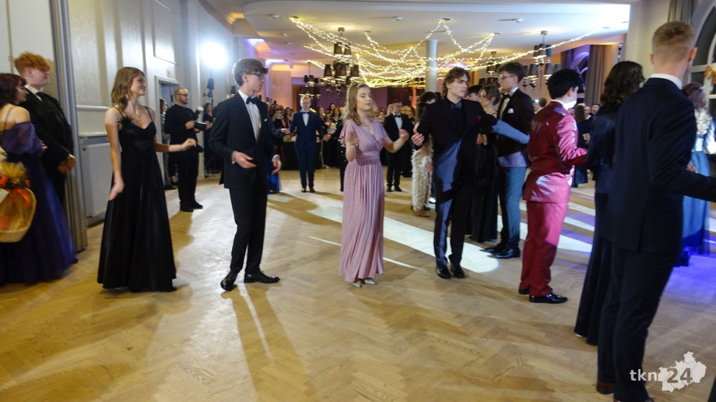 Bal na 200 osób. Wspaniała studniówka Nowego Ogólniaka [wideo, foto]