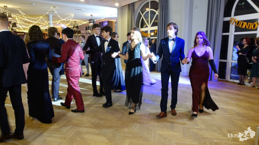 Bal na 200 osób. Wspaniała studniówka Nowego Ogólniaka [wideo, foto]