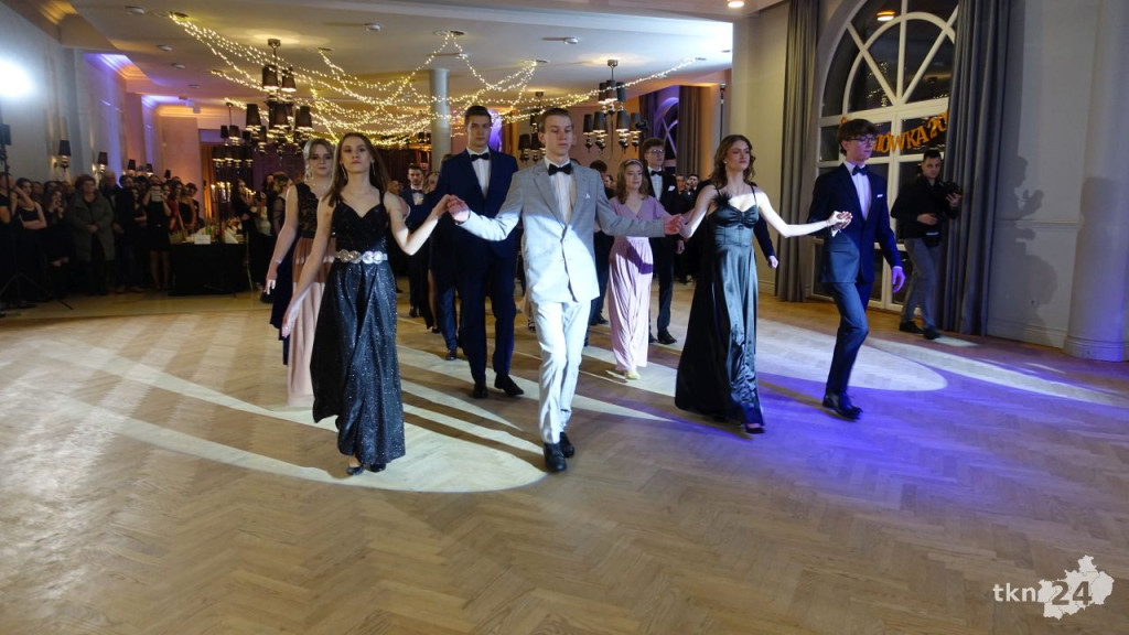 Bal na 200 osób. Wspaniała studniówka Nowego Ogólniaka [wideo, foto]