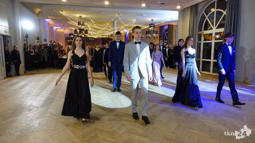 Bal na 200 osób. Wspaniała studniówka Nowego Ogólniaka [wideo, foto]