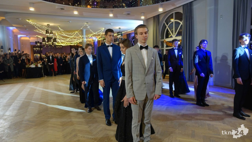Bal na 200 osób. Wspaniała studniówka Nowego Ogólniaka [wideo, foto]