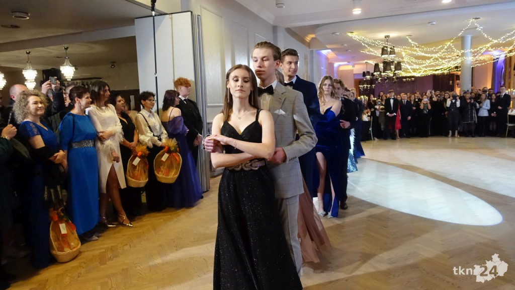 Bal na 200 osób. Wspaniała studniówka Nowego Ogólniaka [wideo, foto]