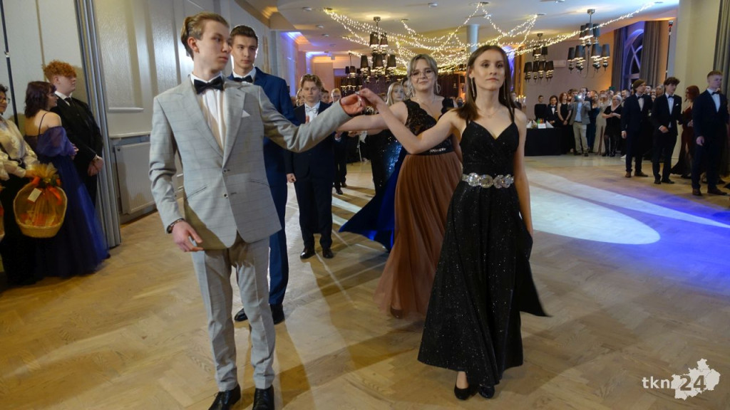 Bal na 200 osób. Wspaniała studniówka Nowego Ogólniaka [wideo, foto]