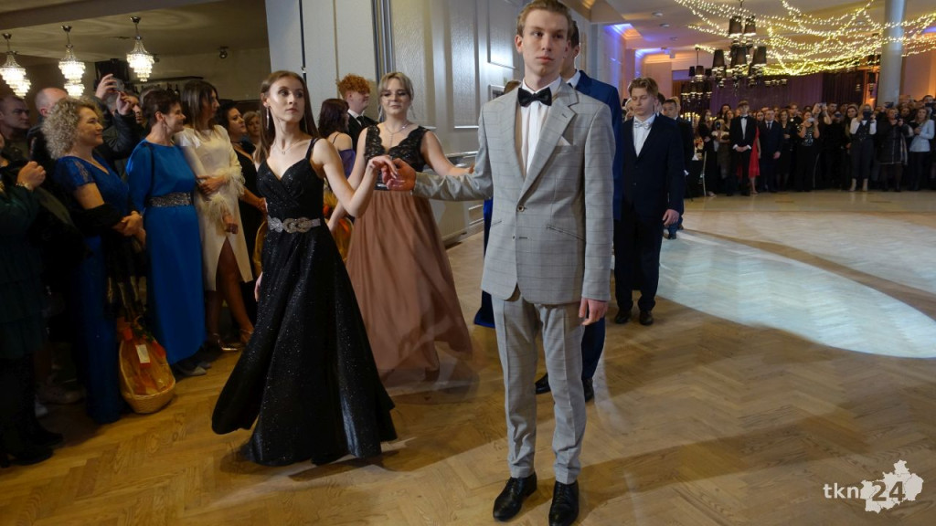 Bal na 200 osób. Wspaniała studniówka Nowego Ogólniaka [wideo, foto]