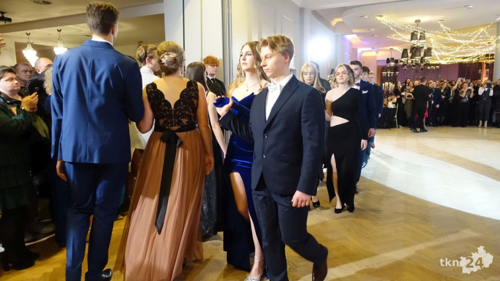 Bal na 200 osób. Wspaniała studniówka Nowego Ogólniaka [wideo, foto]