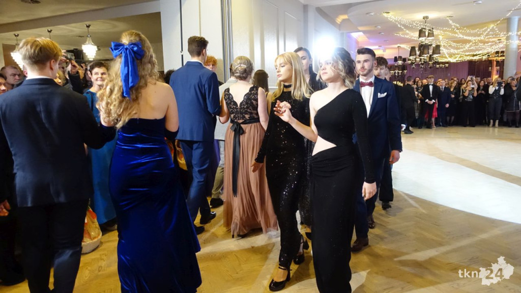 Bal na 200 osób. Wspaniała studniówka Nowego Ogólniaka [wideo, foto]