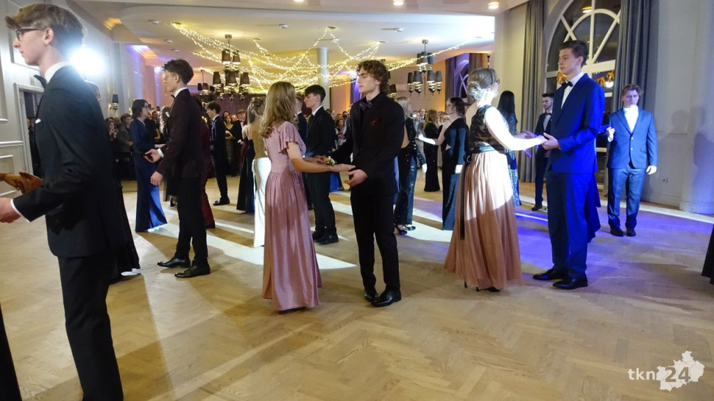 Bal na 200 osób. Wspaniała studniówka Nowego Ogólniaka [wideo, foto]