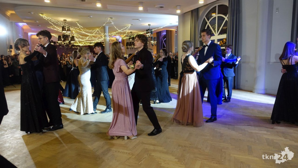 Bal na 200 osób. Wspaniała studniówka Nowego Ogólniaka [wideo, foto]