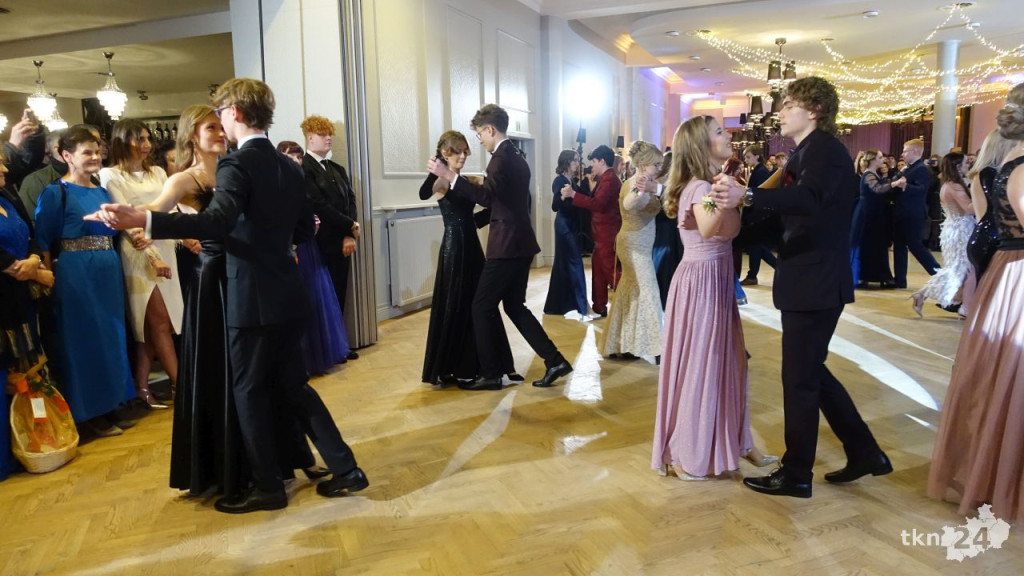 Bal na 200 osób. Wspaniała studniówka Nowego Ogólniaka [wideo, foto]